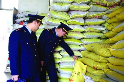 紅盾護(hù)農(nóng)行動(dòng) 嚴(yán)查化肥銷售亂象，護(hù)航春耕生產(chǎn)安全