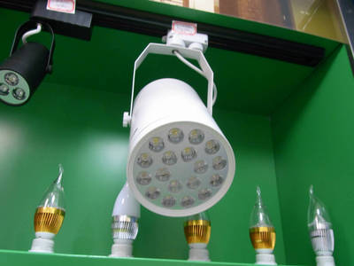 專業(yè)批發(fā)LED軌道燈 價格、廠家與產(chǎn)品介紹——中山市橫欄鎮(zhèn)鑫悅照明燈飾銷售部